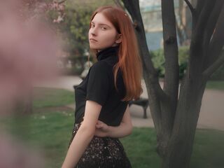 cam girl playing with vibrator CwenFears