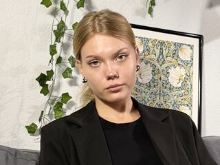 nude camgirl picture DonellaAndra