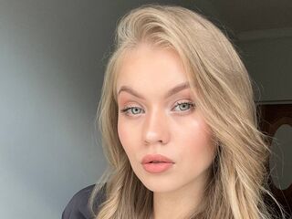 girl naked ElaraBrooks