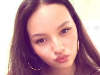 naughty cam girl fingering shaved pussy FatimahAmargo