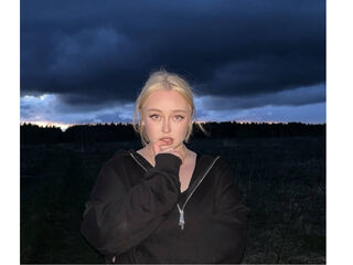 naked girl with webcam masturbating with vibrator LitaBloom