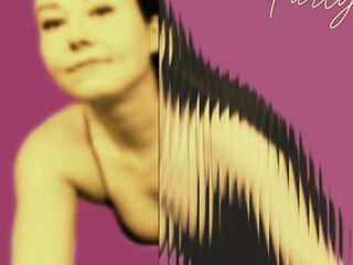 topless webcam girl LucyLevatto