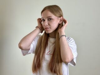 camgirl masturbating with sextoy MaudBasil
