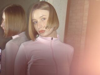 hot cam girl fingering shaved pussy RosinaHeverley