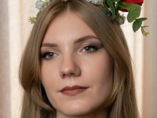 naughty cam girl fingering shaved pussy SlyviaQuinonez