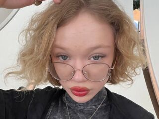 camgirl spreading pussy SynneBissey