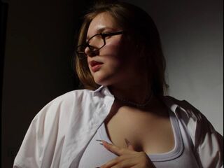 camwhore fingering shaved pussy WhiteeChloee